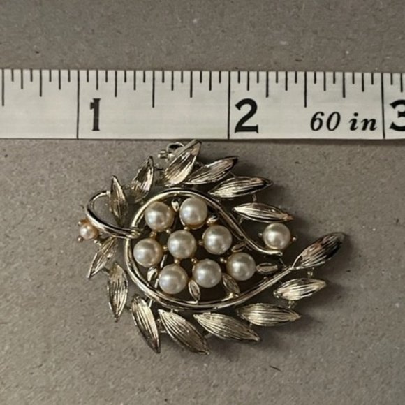 Lisner Pearls on a Leaf, Gorgeous Vintage Brooch